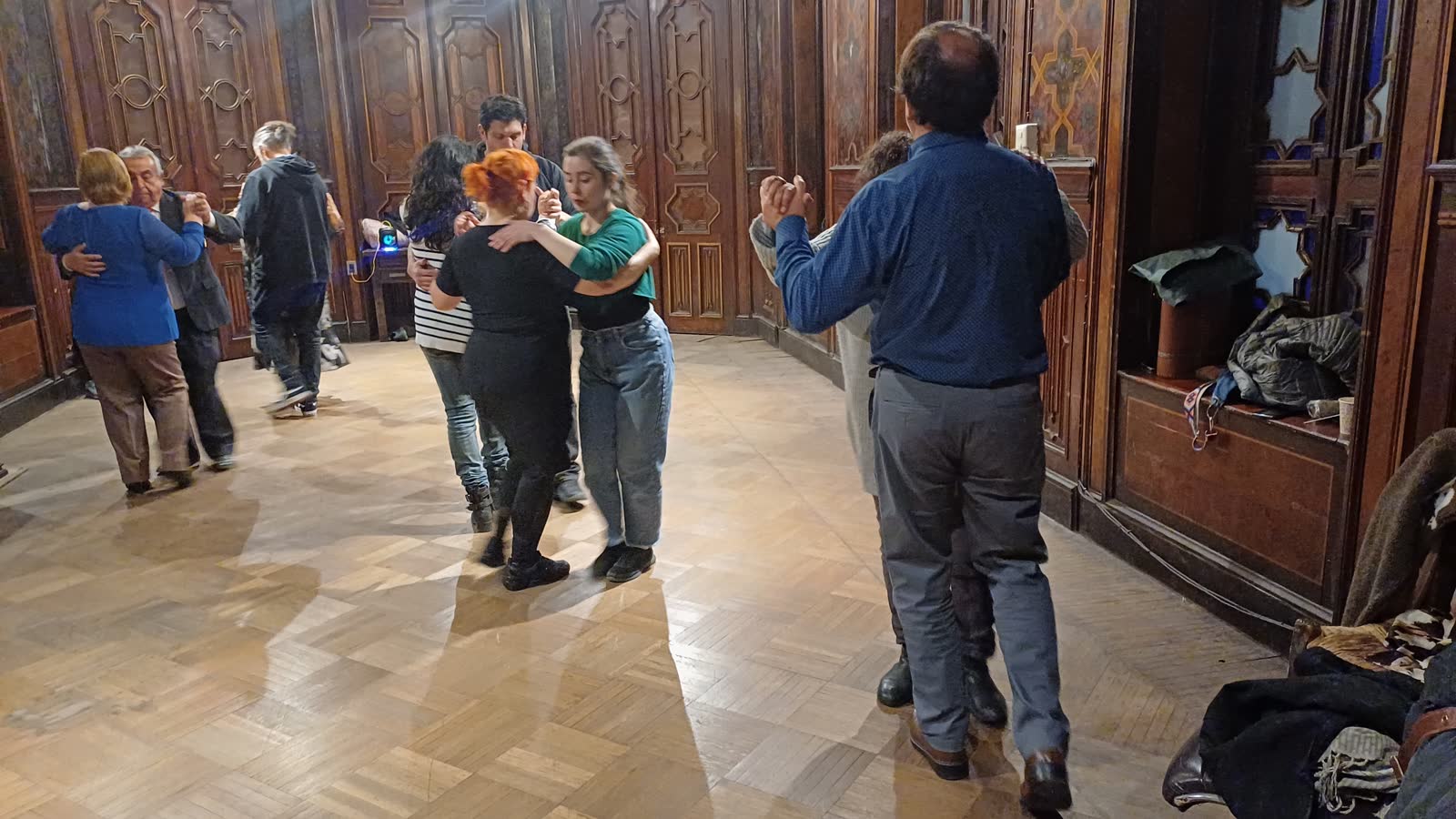 Clase de tango en sala histórica